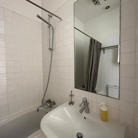 Quarto Com Wc Privativo Em Casa Partilhada Лісабон